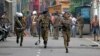 Polisi Sri Lanka mensterilkan kawasan saat Gugus Tugas Khusus Pasukan Penjinak Bom memeriksa lokasi dari mobil van yang meledak dekat gereja yang diserang di Kolombo, Sri Lanka, 22 April 2019 (foto: Reuters/Dinuka Liyanawatte)