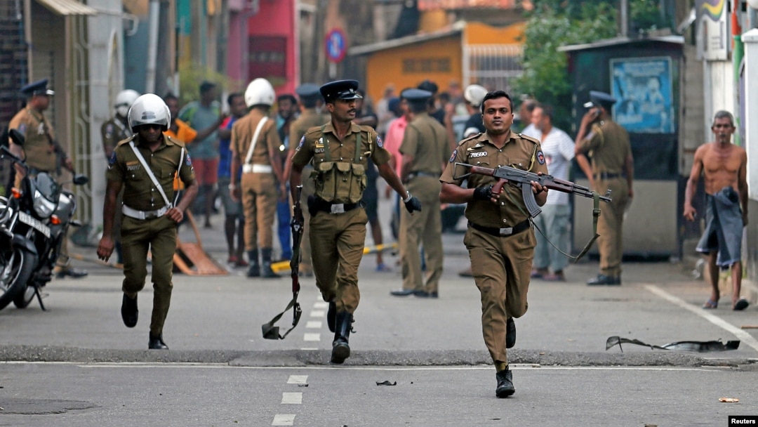 Polisi Sri Lanka mengamankan lokasi setelah sebuah mobil van meledak hari Senin (22/4), di dekat gereja yang diserang pada hari Paskah.