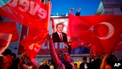 Supporters of Turkey's President Recep Tayyip Erdogan gather for a rally outside the Presidential Palace, in Ankara, Turkey, April 17, 2017.