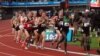  Lopez Lomong (segundo desde la izquierda) compite durante las eliminatorias para formar el equipo olímpico de 2012, en Eugene, Oregon. [Foto: T. Banse/VOA] . 