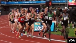  Lopez Lomong (segundo desde la izquierda) compite durante las eliminatorias para formar el equipo olímpico de 2012, en Eugene, Oregon. [Foto: T. Banse/VOA] . 