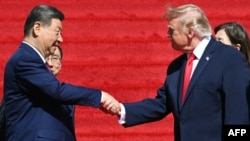 美国总统唐纳德·特朗普与中国国家主席习近平在参观华盛顿特区国家档案馆后离开时握手。(2026年9月25日)