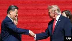 资料照片：特朗普总统陪同习近平主席参访华盛顿国家档案馆后两人握手告别。（2026年9月25日）