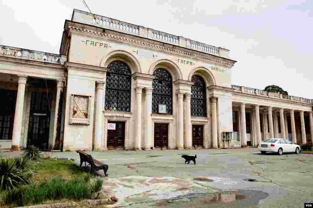 Stasiun kereta Gagra dibangun untuk menyambut pemimpin Rusia Joseph Stalin yang berlibur di sebuah vila tepi Danau Ritsa, di atas pegunungan Kaukasus. (V. Undritz/VOA)