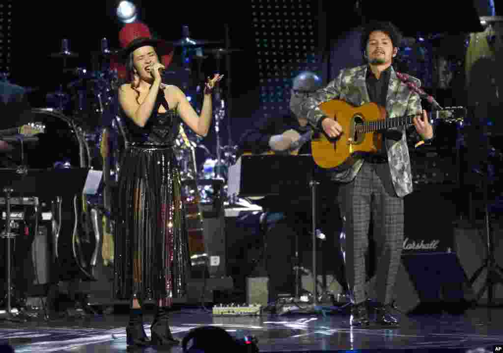 Catalina García, a la izquierda, y Nicolas Junca, de Monsieur Periné, interpretan &quot;Oye Mi Amor&quot;. 