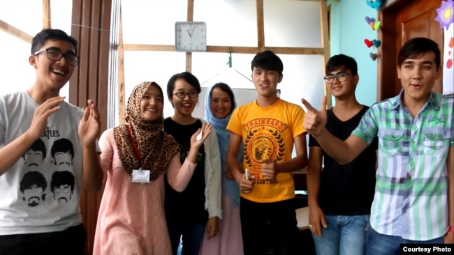 Tim Indonesia bersama pengungsi di Cisarua Refugee Learning Center (Dok: Anggi Nurqonita, Irene Angela)