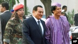 卡扎菲2002年訪問埃及時﹐由埃及總統穆巴拉克迎接﹐女保鏢保衛