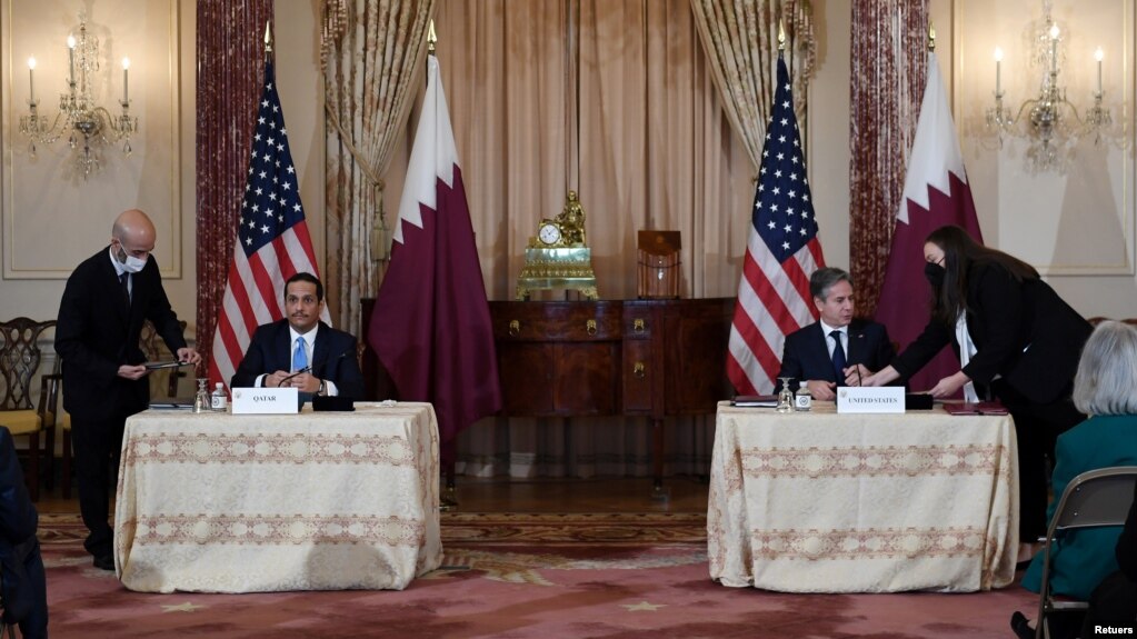 Ngoại trưởng Hoa Kỳ Antony Blinken (phải) và Ngoại trưởng Qatar, tony Blinken (R) and Qatar's Foreign Minister Sheikh Mohammed bin Abdulrahman Al Thani, ký thoả thuận về Afghanistan vào ngày 12/11/2021.