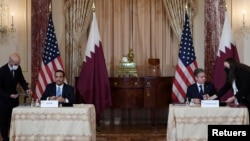 Ministri w'ububanyi n'amahanga w'Amerika Anthony Blinken na mugenzi we wa Qatar Mohammed bin Abdulrahman Al-Thani basinyana amasezerano
