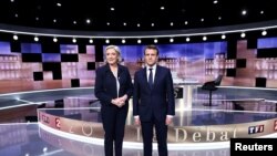 Marine Le Pen et Emmanuel Macron avant leur débat télévisé sur TF1 et France 2, La Plaine-Saint-Denis, le 3 mai 2017. 