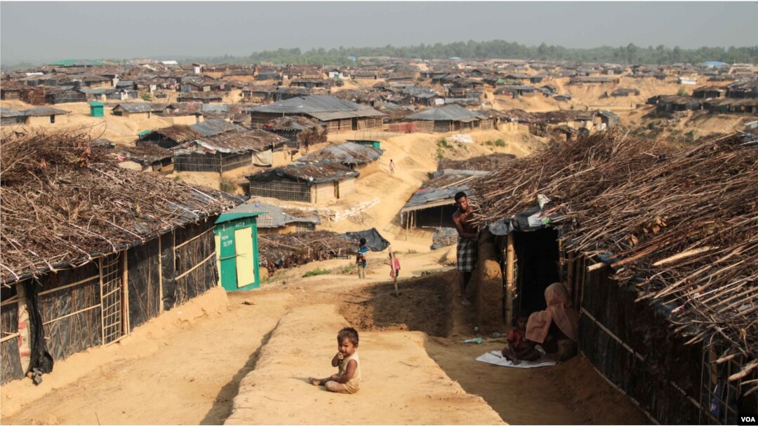 Thousands of Rohingya flocked to Kutapalong Camp after crossing from Myanmar into Bangladesh. (J. Owens/VOA)