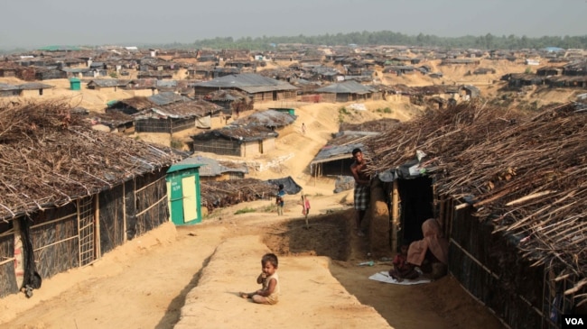 Thousands of Rohingya flocked to Kutapalong Camp after crossing from Myanmar into Bangladesh. (J. Owens/VOA)