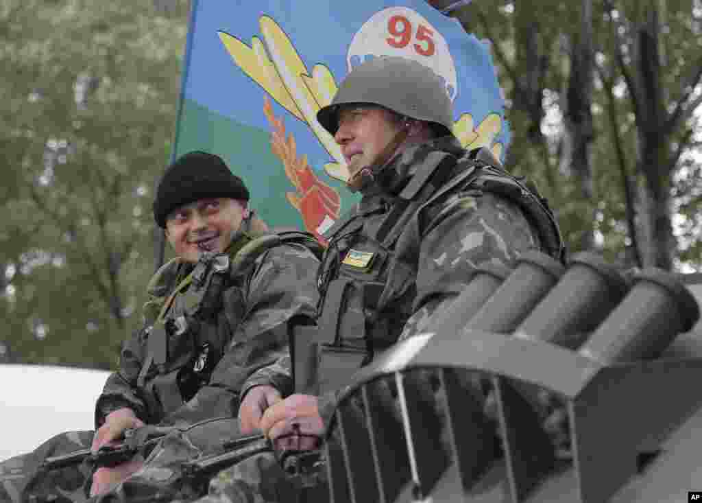 Ukrainian army paratroopers sit atop an armored personnel carrier as they move toward Slovyansk, &nbsp;June 2, 2014.&nbsp;