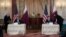 Ngoại trưởng Hoa Kỳ Antony Blinken (phải) và Ngoại trưởng Qatar, tony Blinken (R) and Qatar's Foreign Minister Sheikh Mohammed bin Abdulrahman Al Thani, ký thoả thuận về Afghanistan vào ngày 12/11/2021.