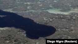 Vista do derramamento de petróleo crude na praia de Peroba em Maragogi, no Alagoas