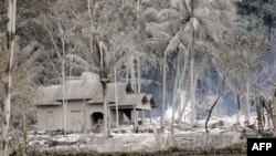 Ngôi nhà bị bao phủ bởi tro núi lửa ở Argomulyo, Yogyakarta, Indonesia