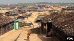 Hàng ngàn người Rohingya đổ xô vào trại Kutapalong sau khi vượt biên giới Myanmar sang Bangladesh. (J. Owens/VOA)