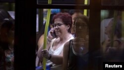 Una mujer habla por su teléfono celular en un autobús en Madrid, España.