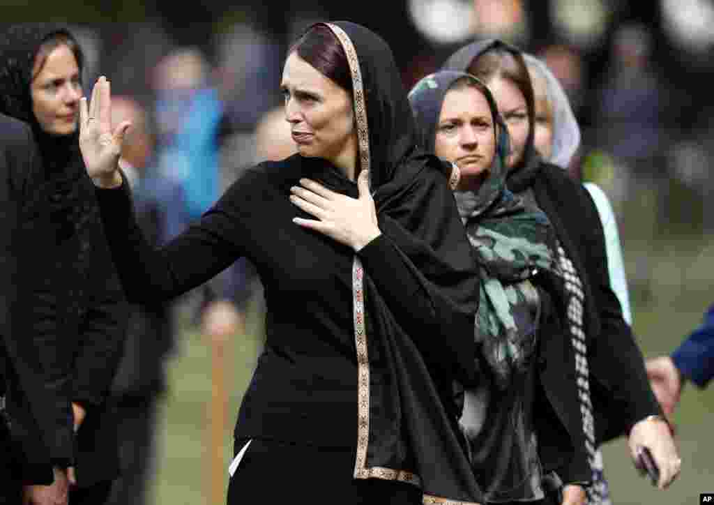 نیوزی لینڈ کی وزیر اعظم جیسنڈا ارڈرن جمعے کی نماز کے بعد ہیگلے پارک سے واپس جا رہی ہیں۔ 