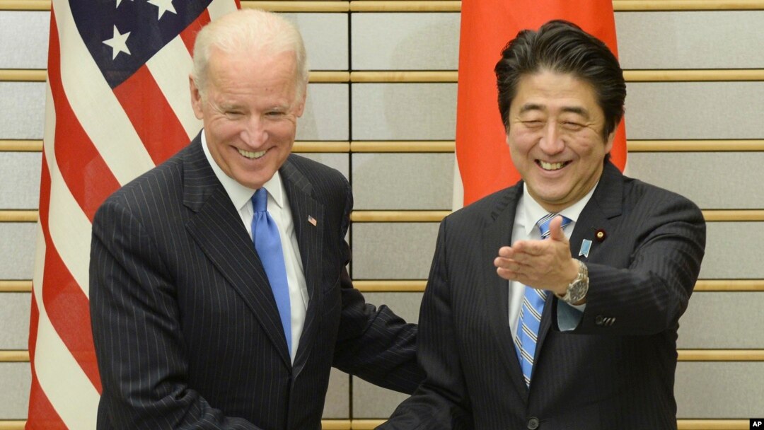 PM Jepang Shinzo Abe (kanan) menyambut Wapres AS Joe Biden sebelum pembicaraan di Tokyo, Selasa (3/12). 