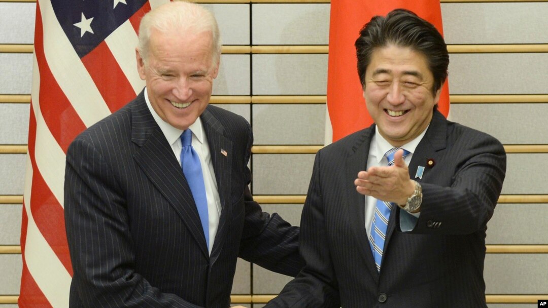 Wapres AS Joe Biden (kiri) dan PM Jepang Shinzo Abe berjabat tangan sebelum pertemuan mereka di Tokyo, Selasa (3/12). 