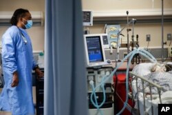 آرشیو - یک بیمار متصل به دستگاه تنفس مصنوعی در بیمارستانی در نیویورک