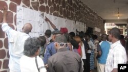 A Kinshasa, des électeurs cherchent leurs noms dans un bureau de vote, le 28 novembre 2011