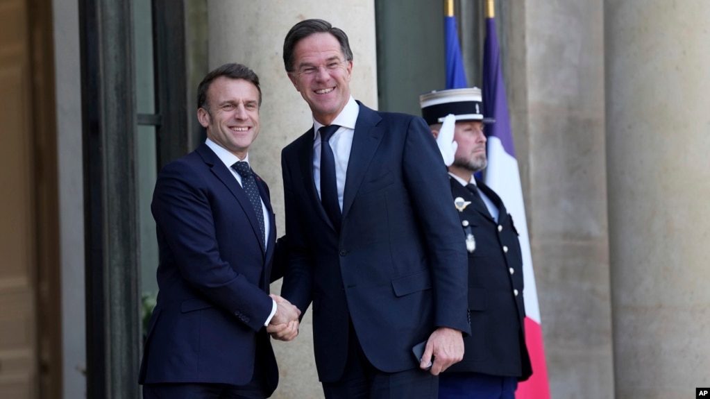 Tổng thống Pháp Emmanuel Macron, bên trái, chào đón Tổng thư ký NATO Mark Rutte khi ông đến dự cuộc họp không chính thức của các nhà lãnh đạo từ các quốc gia chủ chốt thuộc Liên minh châu Âu và Vương quốc Anh tại Cung điện Elysee ở Paris, ngày 17 tháng 2 năm 2025.