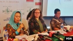 Direktur Wahid Foundation Yenny Wahid (kiri), Perwakilan UN Women Sabine Machl (tengah) dan Hendro, peneliti dari LSI dalam peluncuran hasil survei tentang tren toleransi sosial-keagamaan di kalangan perempuan muslim Indonesia, Senin (29/1).(VOA/Fathiyah)