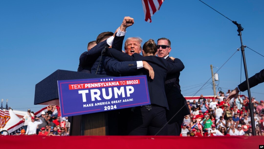 Republikanski kandidat Donald Tramp posle pucnjave na mitingu u Pensilvaniji (Foto: AP/Evan Vucci)