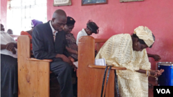 People are seen praying at St. Paul's Congregational Evangelical Church, Freetown, Sierra Leone, April 26, 2015. (N. deVries/VOA)