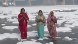 Sông ‘thiêng’ ô nhiễm, người Ấn Độ vẫn bất chấp xuống tắm