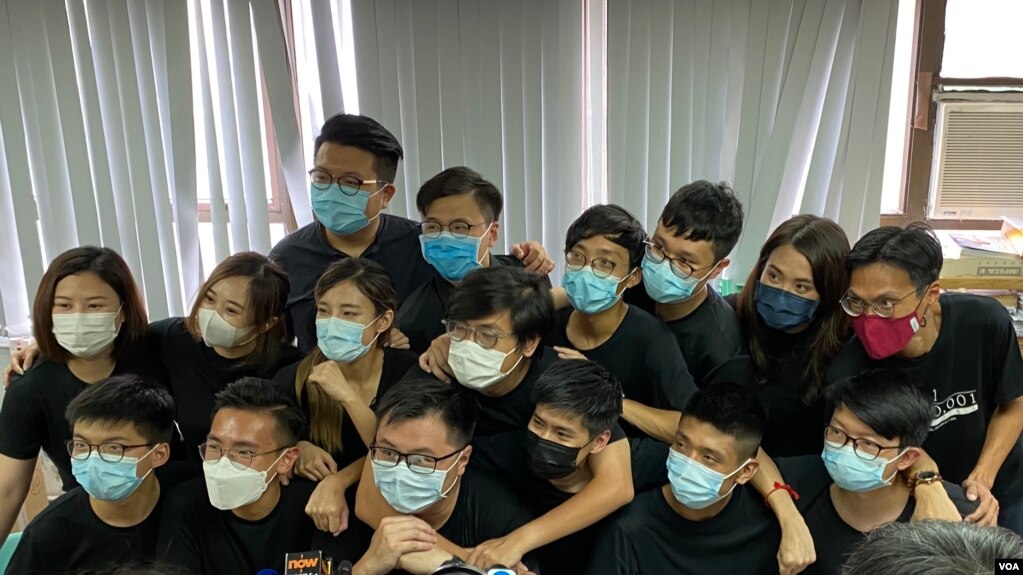 香港多名抗争派立法会选举参选人，包括黄之锋、梁晃维（前排左一、二）、岑敖晖（前排右三）、袁嘉蔚（第二排左二）、刘颖匡及何桂蓝（第二排右三、二），7月30日被当局DQ(取消）参选资格。 (美国之音/汤惠芸)