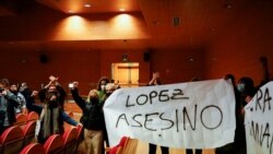 Por medio de un cartel que reza "López Asesino" estudiantes intentaron boicotear la presencia del opositor venezolano Leopoldo López en Madrid, España, el lunes 13 de diciembre de 2021.