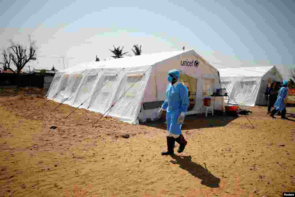 Equipas médicas usam máscaras de protecção num cetro de tratamento de cólera criado depois de o ciclone Idai ter atingido a Beira, Moçambique, Março 29, 2019.