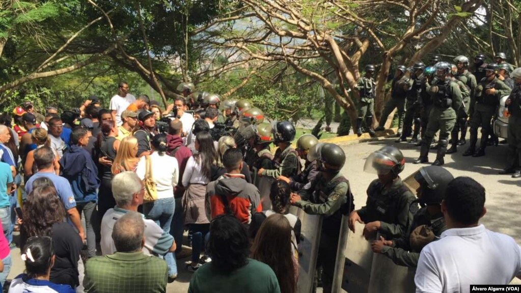 Ciudadanos protestan en un cementerio de Caracas porque militares no dejan ingresar a familiares de víctimas de la llamada masacre de &#39;El Junquito&#39; en Venezuela, el 20 de enero de 2018.