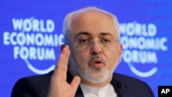 Le ministre des Affaires étrangères iranien Mohammad Javad Zarif donne un discours à Davos, Suisse, le 17 janvier 2017.