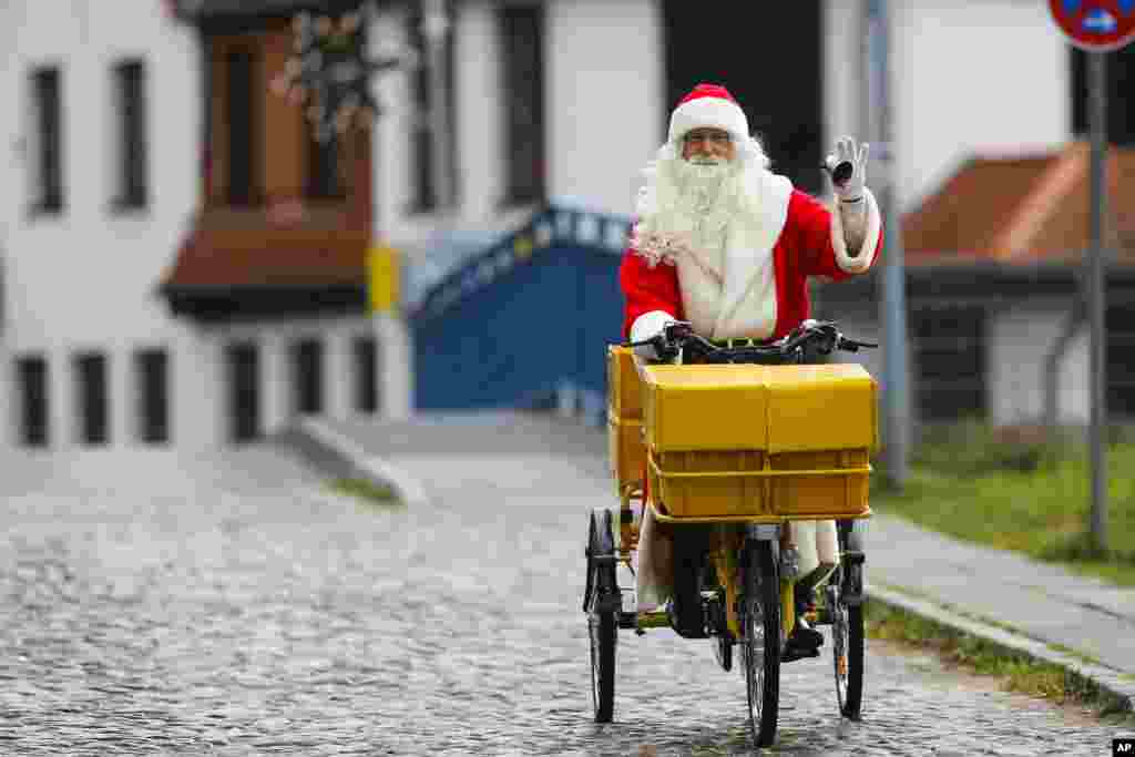 Một người đàn ông mặc đồ ông già Noel cưỡi xe đạp đến dự lễ khai trương bưu điện Giáng sinh nổi tiếng nhất của Đức ở phía bắc thủ đô Berlin. Năm ngoái, hơn 292.000 trẻ em từ khắp nơi trên thế giới đã gửi ước nguyện Giáng sinh của mình tới đây.