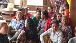 Local villagers affected by the 400-megawatt Chinese-built dam, Lower Sesan 2 Dam, gather to discuss ways to rebuild their new community, Stung Treng province, Cambodia, March 12, 2020. (Sun Narin/VOA Khmer)