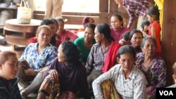 Local villagers affected by the 400-megawatt Chinese-built dam, Lower Sesan 2 Dam, gather to discuss ways to rebuild their new community, Stung Treng province, Cambodia, March 12, 2020. (Sun Narin/VOA Khmer)