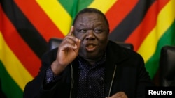 Pemimpin gerakan oposisi untuk perubahan demokrasi dan PM Zimbabwe Prime Minister Morgan Tsvangirai berbicara dalam konferensi pers di Harare (13/6).