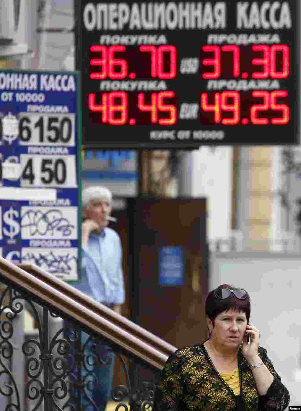 Russian stock indexes and the ruble plunged on Thursday, August 28, 2014 as Ukraine accused Russia of sending its army to support separatist rebels in eastern Ukraine, increasing the likelihod of new western sanctions against Russia.