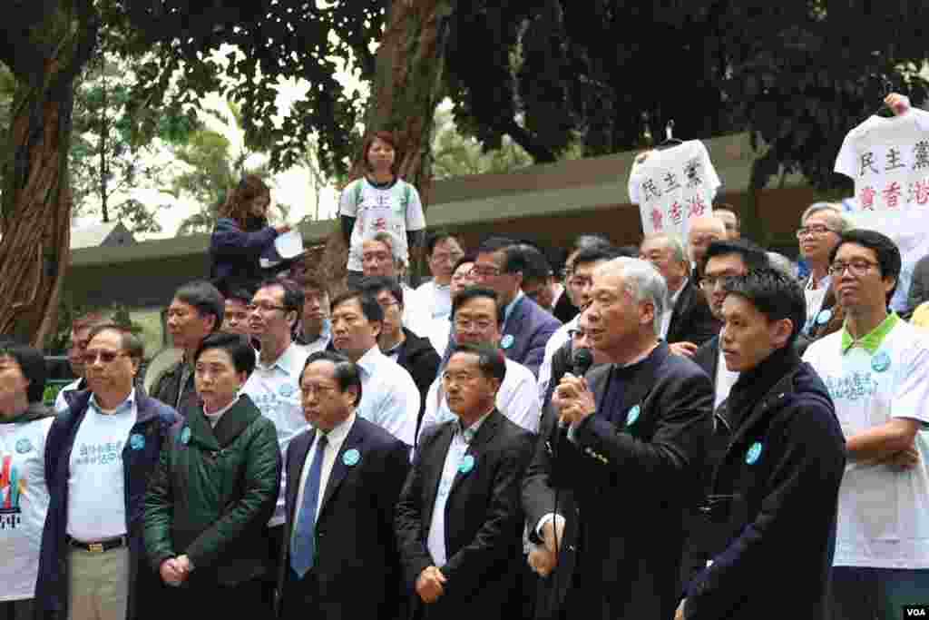 民主党核心成员在中环皇后像广场举行占中宣誓 (美国之音海彦拍摄)