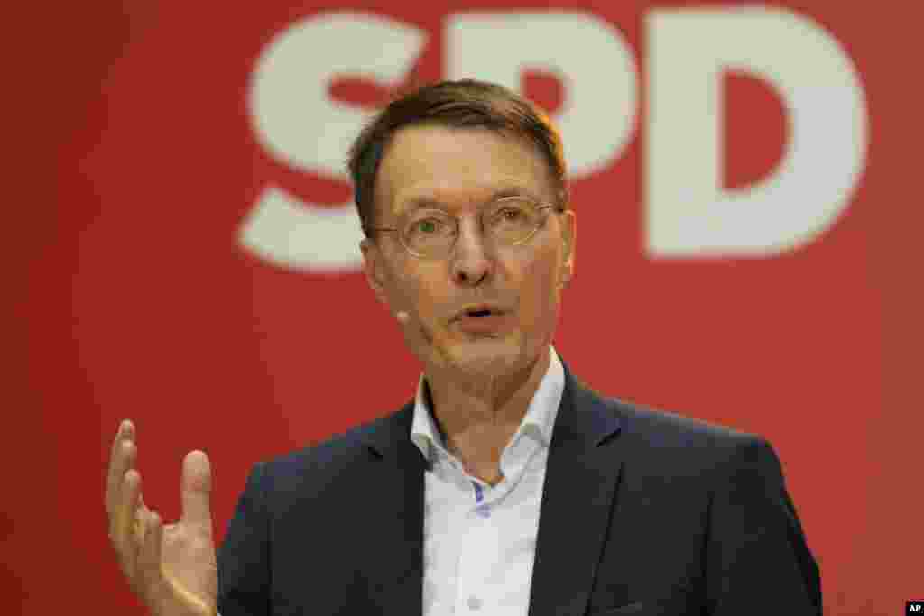 Almaniyanın yeni səhiyyə naziri&nbsp; Karl Lauterbax Sosial Demokrat Partiyasının (SPD) Berlindəki qərargahında mətbuat konfransı zamanı 