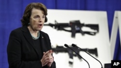 Senator Demokrat Dianne Feinstein, salah seorang yang ikut mengusulkan RUU Pengawasan Senjata Api memberikan keterangan pers di gedung Capitol, Kamis (24/1). 