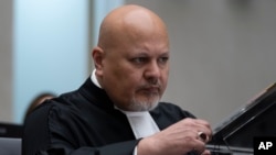 ARCHIVO - El fiscal Karim Khan se prepara para el juicio de Mahamat Said Abdel Kani en la Corte Penal Internacional en La Haya, Países Bajos, el 26 de septiembre de 2022. 