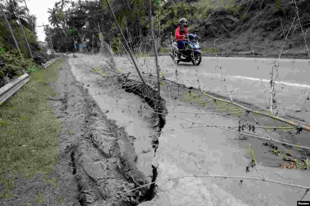 آتش فشاں میں دھماکوں سے متعدد&nbsp;شاہراؤں کو نقصان پہنچا اور کئی سڑکوں پر بڑی بڑی دراڑیں پڑ گئیں۔&nbsp; &nbsp;