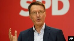 Ahli epidemiologi Karl Lauterbach, calon Menteri Kesehatan Jerman, berbicara di Berlin, Senin (6/12).