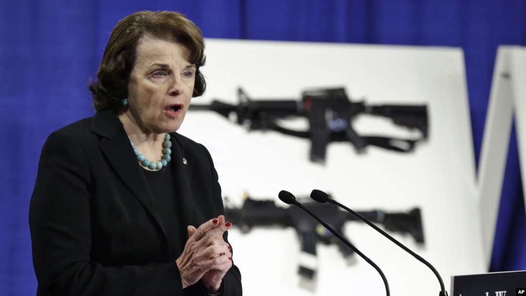 Senator Demokrat Dianne Feinstein, salah seorang yang ikut mengusulkan RUU Pengawasan Senjata Api memberikan keterangan pers di gedung Capitol, Kamis (24/1). 