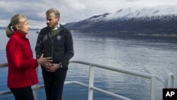 La secretaria de Estado, Hillary Clinton, y el canciller de Noruega, Jonas Gahr Stoere, a bordo de un barco de investigaciones árticas.